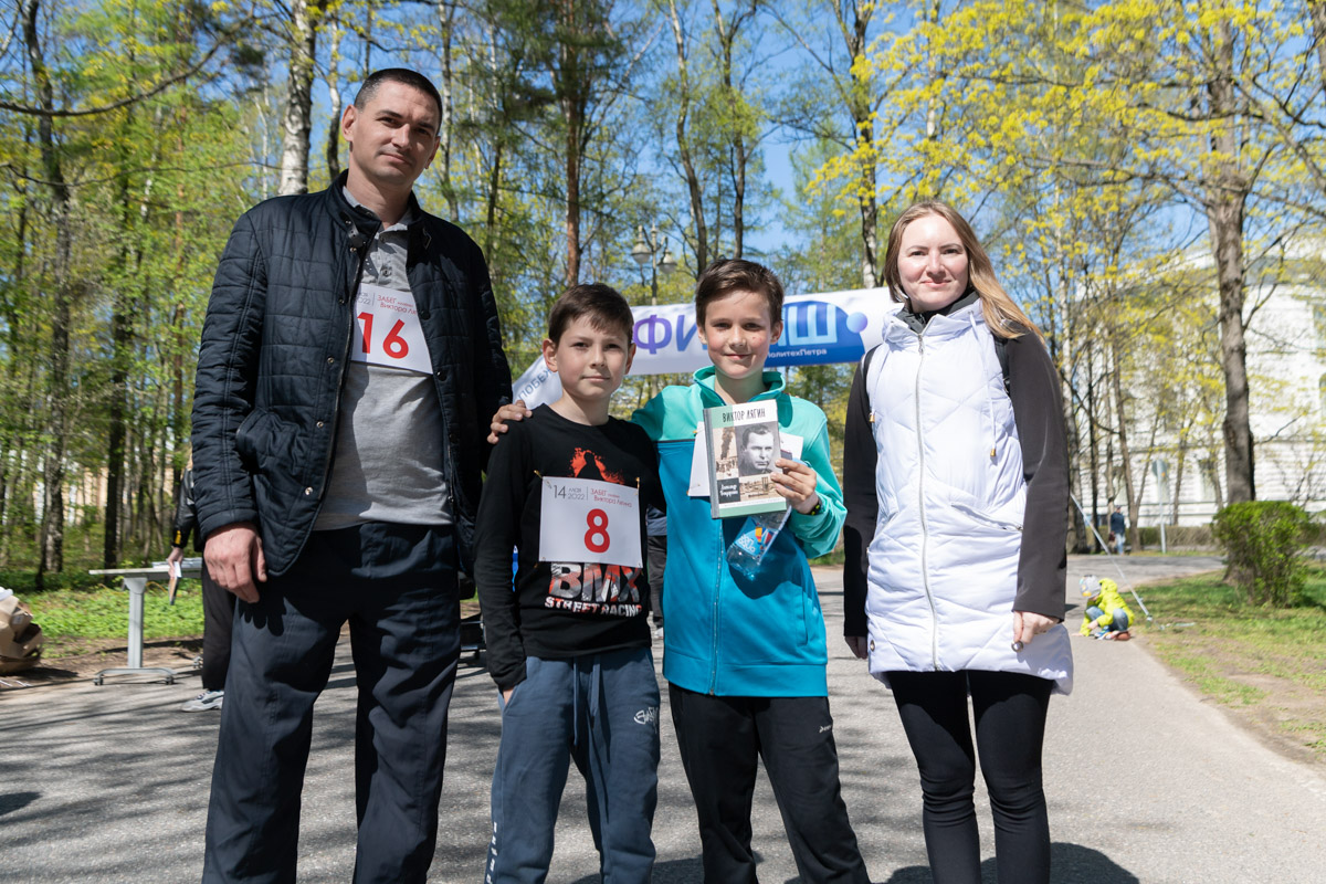 Даня Астапенко из лицея № 150 бежал со своим папой Дмитрием и другом Артемом 