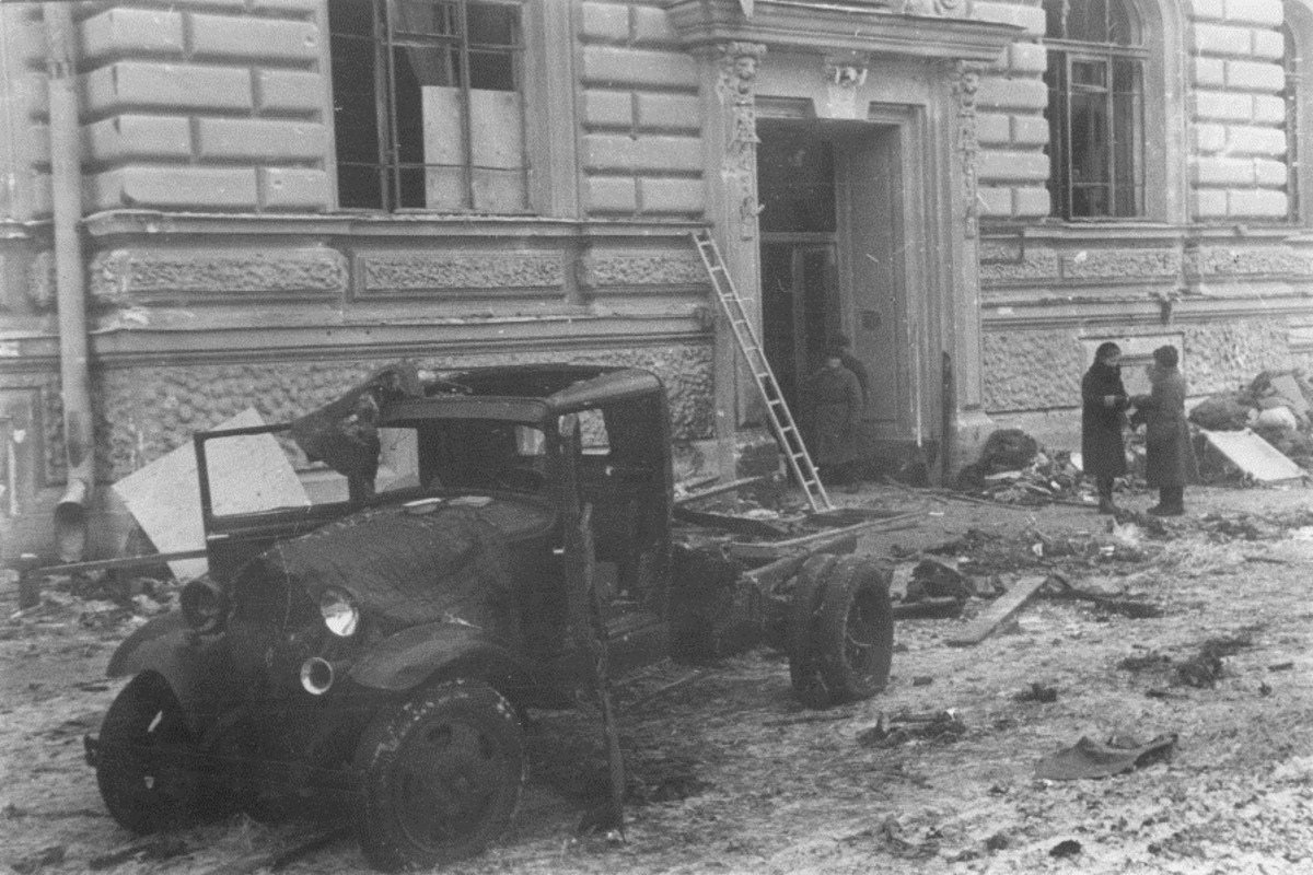 Во время блокады Политехнический институт подвергался обстрелам и бомбежкам