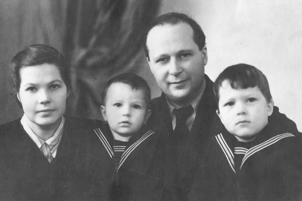 Константин Евгеньевич и Евгения Михайловна с сыновьями, 1952 год