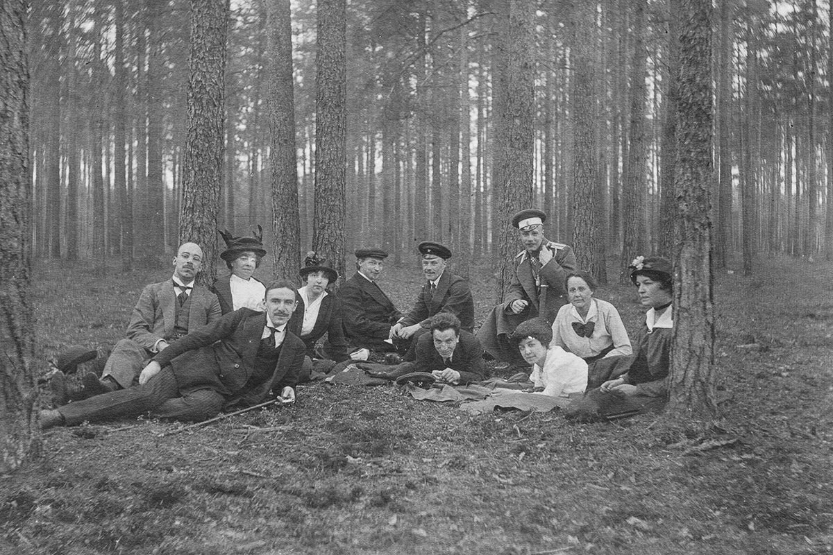 Фотография «будденброков» с друзьями, сделанная недалеко от фермы Бенуа в Лесном. В центре — Е. А. Иванов (прислонившись к дереву), вторая справа — Е. Н. Шуенинова