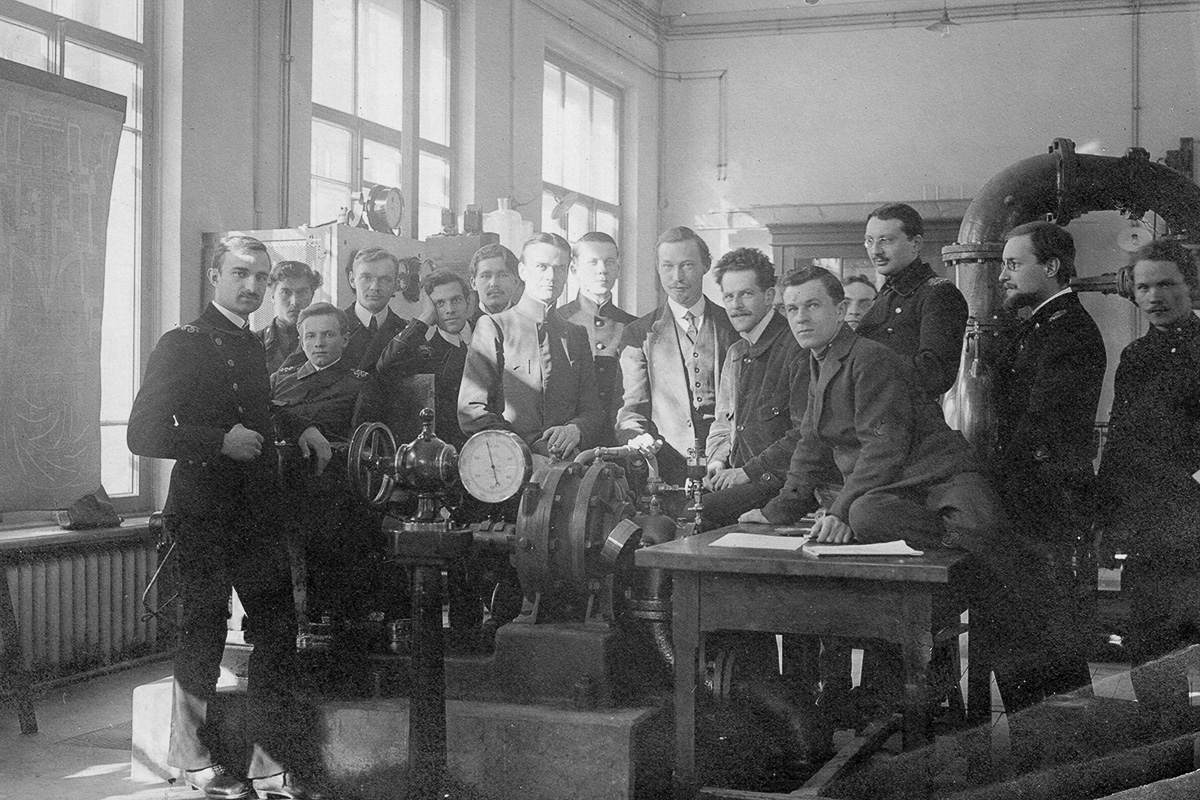 Е. А. Иванов с коллегами и студентами в ЛПИ, 1915 год (девятый слева)