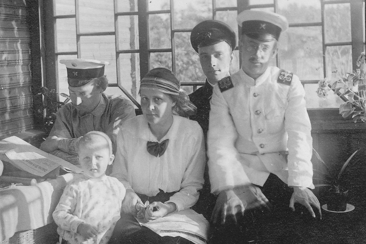 Е. А. и Е. Н. Ивановы с сыном Костей и друзьями, 1915 год