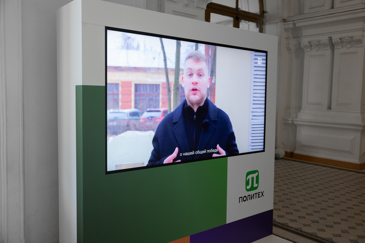 На цифровых информационных панелях транслируются выпуски студенческого видеоблога «Память славы жива»