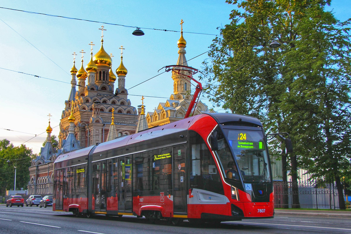 Трамвай на улицах Петербурга. Фото Олега Соловьёва 
