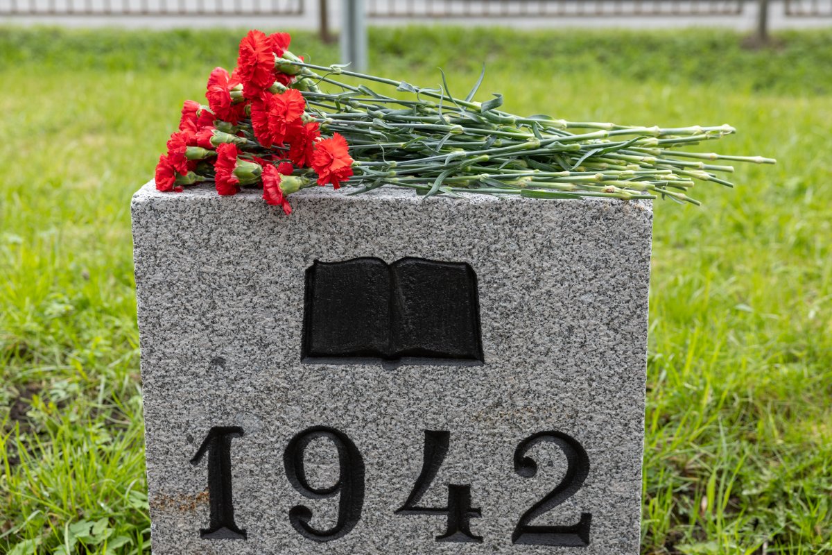Могила № 176, где нашли свой последний приют студенты и работники нашего вуза — жертвы блокады