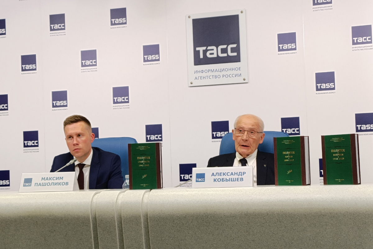 Проректор по молодёжной политике и коммуникативным технологиям СПбПУ Максим Пашоликов и ведущий специалист Музея истории СПбПУ Александр Кобышев представили в ТАСС книгу «Политех. Стойкость. 1941–1945»