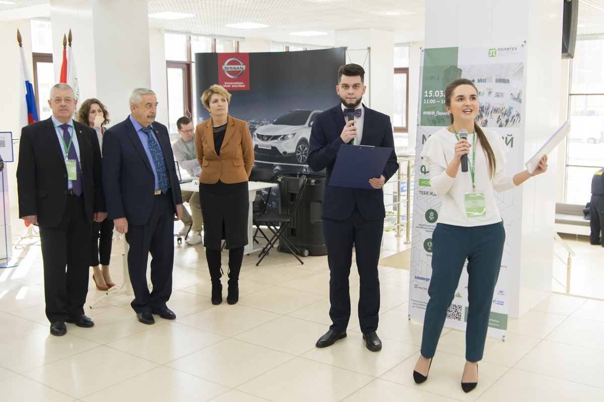Татьяна Марфина (справа) на Молодёжном карьерном форуме 