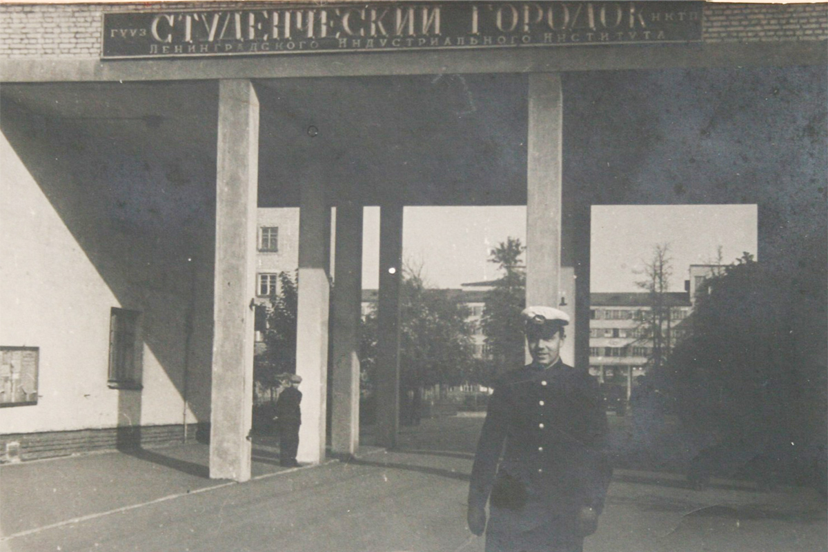 Главный вход в Студенческий городок ЛПИ на Лесном пр. 65