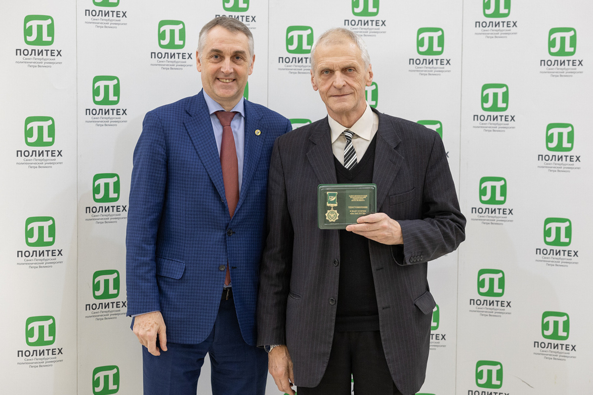 Владимир Лалин имеет высшую награду Политеха — знак отличия «За заслуги» (на фото — с первым проректором Виталием Сергеевым)