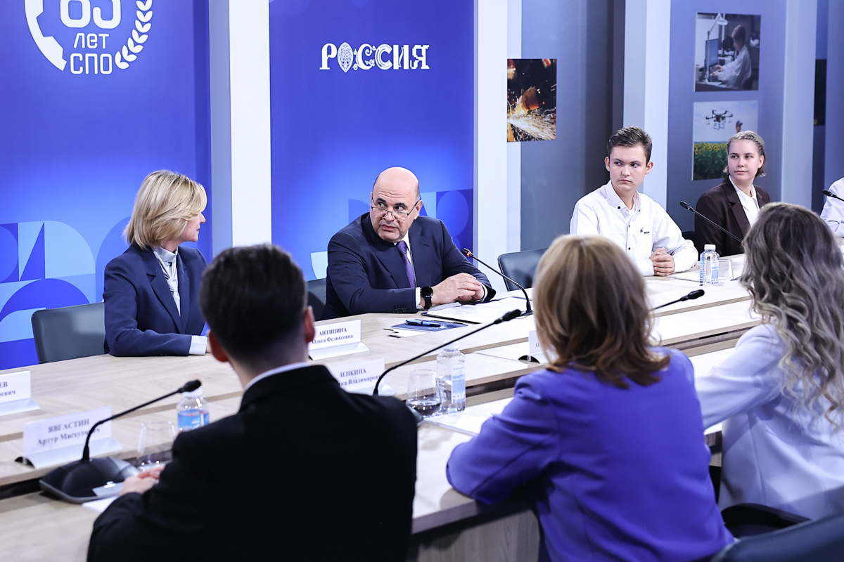 Разговор с премьером. Студентка Виолетта Молодцова представила Политех на встрече с Михаилом Мишустиным
