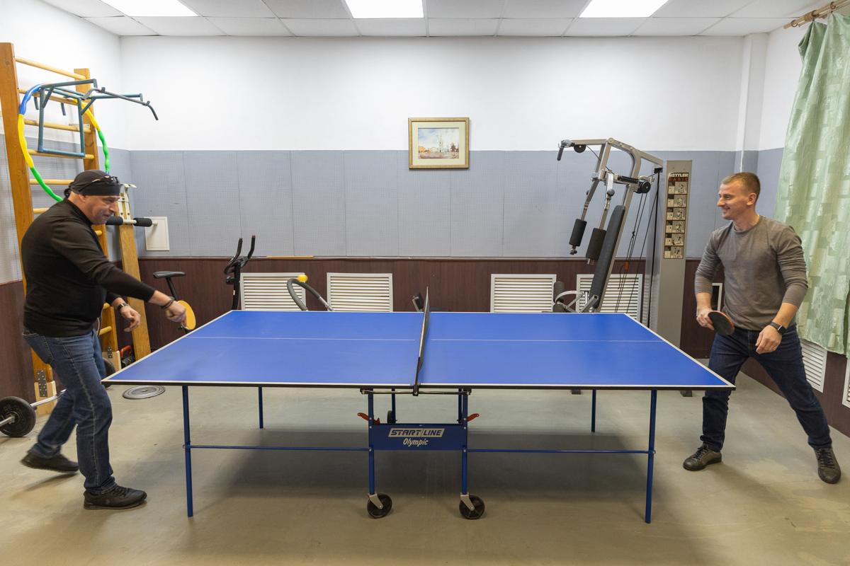 Водители Департамента транспорта и механизации в комнате отдыха