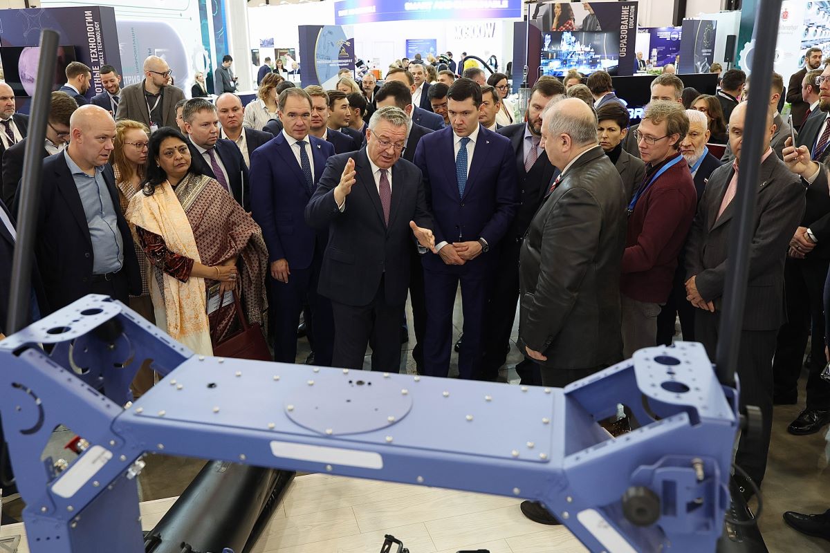 Министр промышленности и торговли РФ Антон Алиханов посетил стенд Политеха