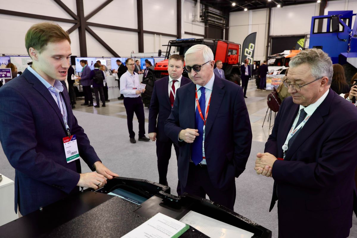 Среди почётных гостей, посетивших стенд СПбПУ, был и президент Российского союза промышленников и предпринимателей и Национального исследовательского университета «Высшая школа экономики» Александр Шохин