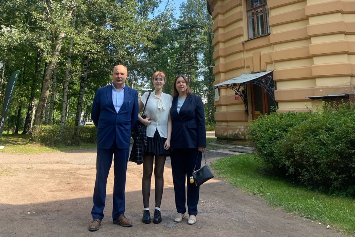 Алиса с родителями в Политехе