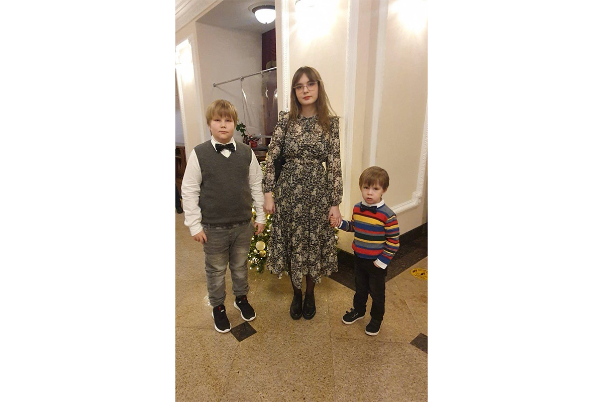 Алиса — старший ребёнок в семье и с детства привыкла приглядывать за младшими братьями