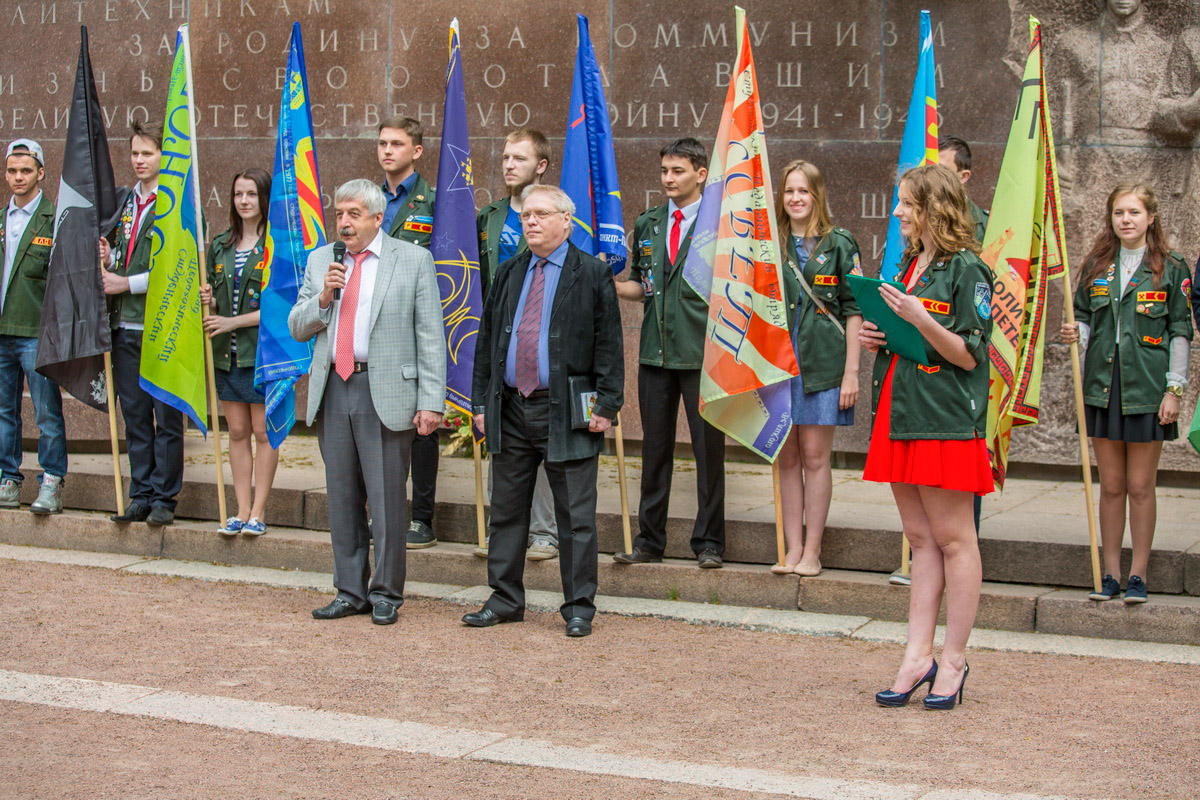 Владимир Глухов и Дмитрий Кузнецов напутствуют студотрядовцев на трудовой семестр