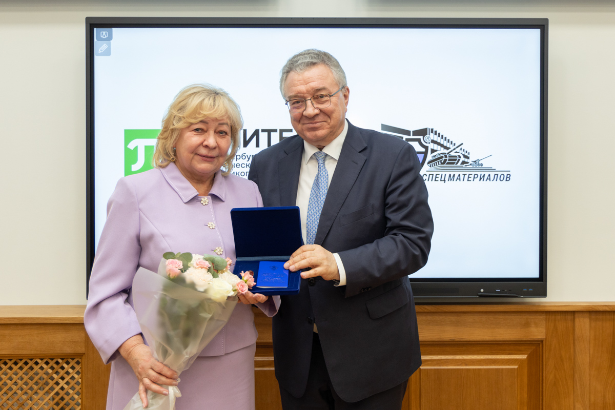 Нагрудным знаком «Почётный наставник» Министерства науки и высшего образования РФ награждена советник при ректорате Нина Панкова.