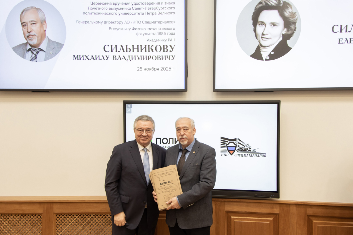 Андрей Рудской вручил Михаилу Сильникову копии личных дел — его и Елены Фёдоровны Сильниковой