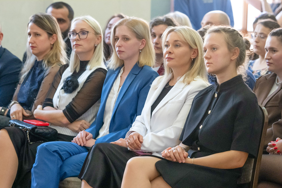 Яна уже продолжает свой путь в должности помощника депутата Законодательного Собрания Санкт-Петербурга